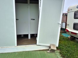 Men's toilet/shower