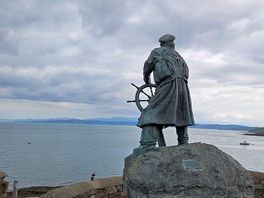 Walking route into moelfre centre