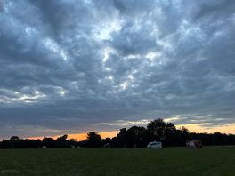 Ondergaande zon vanaf wildkampeerveld