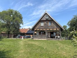 Kuchnia dla gości i pokój zabaw dzieci.