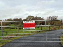 Please close the gate!