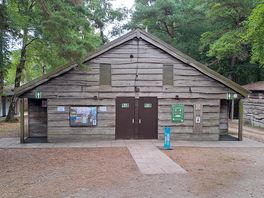 Ample facilities. never has to queue.