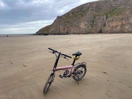 Cycle route 33 goes along the beach