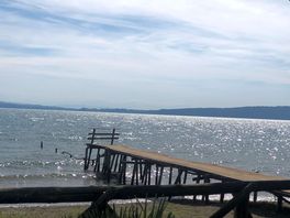 Spiaggia con pontile all’interno