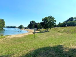 Plage de sable au bord du lac