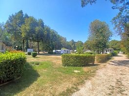 Parcele na środku campingu