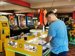 Arcade 2p machines are addictive 😂