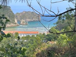 View of the beach from walk to gr04