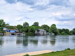 Scenery along the river thames