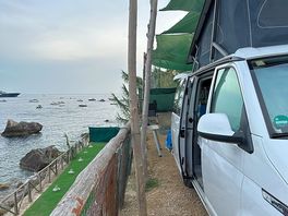Seaview with beach access right below.