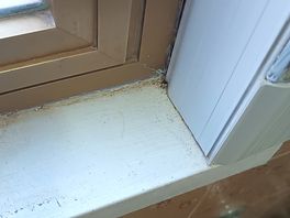Dreck beim fenstersims