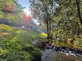 Río que cruza el camping