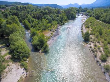 Vue du ciel de notre camping à la confluence des deux rivières : la drôme et la gervanne