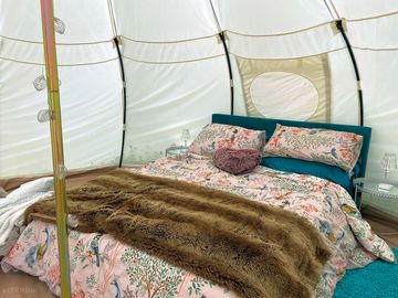 Beautiful and very comfortable bed with lovely bedlinen and comfortable pillows.
