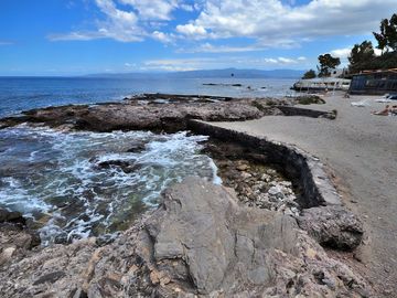 Waves and rocks at esterno