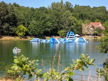 Structure gonflable sur le lac