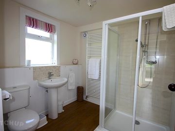 Threaby's shower room