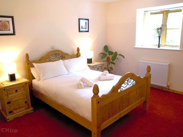 Spacious bedrooms - country view cottages