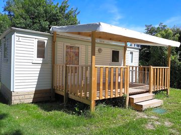 Exterior cottage family