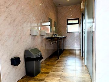 Gents facilities, toilets, showers, sinks & shaver port