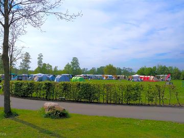 Kampeerveld de hoef staanplaats op gras volledig uitgerust
