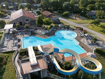 Rcn-la-ferme-du-latois-camping-in-de-vendee-drone-zwembad-glijbanen-leeg