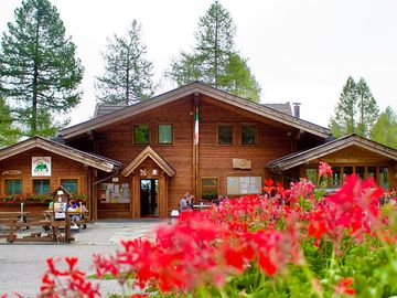 Fronte ingresso, reception e bar-ristorante