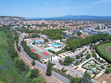 Vu sur parti du camping avec le luberon en arrière plan