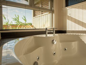 Jacuzzi spa bath