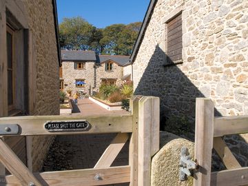 Tresooth courtyard - country view cottages