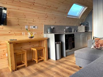 Kitchen and lounge area