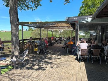 Terrasse restaurant vue plan d'eau