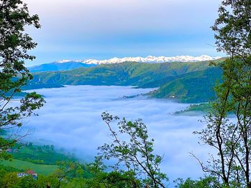Una vista con montagne mozzafiato