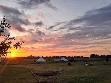 Prachtige zonsondergang vanaf de camping