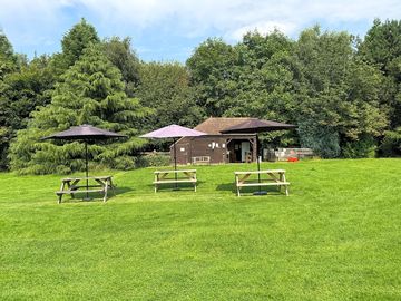 Herigerbi campsite picnic tables