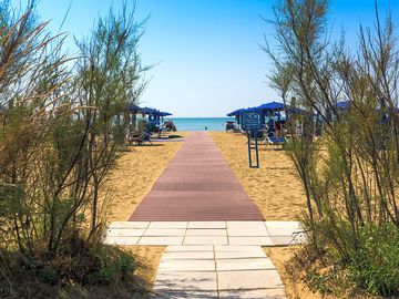 Direct access to the beach