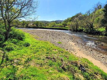 Access to the gravel river bed