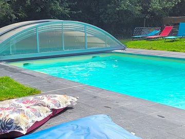Le dome peut se fermer pour se baigner à l'abris de la pluie ou du vent.
