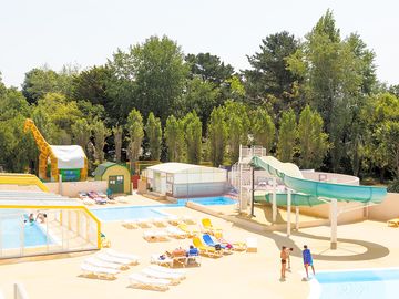 Aquatic complex