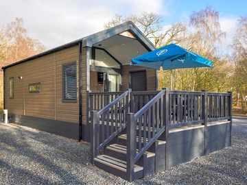 Glamping cabin with its deck and outdoor furniture