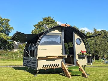 Landpod with side-venting open