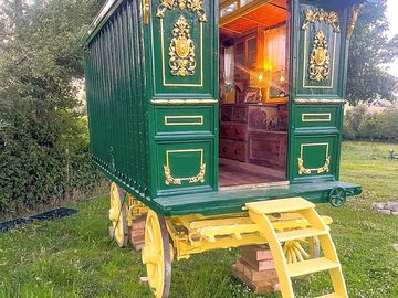18th-century travelling prizefighters wagon