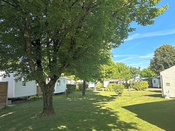 Emplacements face au bloc sanitaire