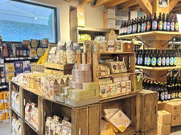 Magasin "près d'ici u" à côté du camping, avec produits locaux