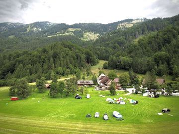 Zeltwiese vor der terrasse am campingplatz palfau