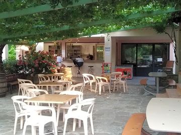 Snack bar with a leafy terrace