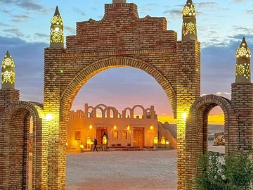 The restaurant seen through the gates