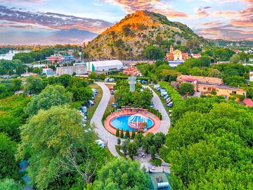 Camping Legjenda – nestled below Rozafa Castle, with pool, nature, and historic charm.