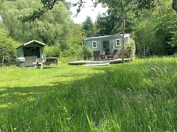 Private field and outdoor kitchen to shepherds hut