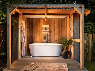 Hide cabin bath house